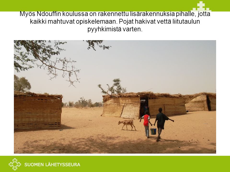 Myös Ndouffin koulussa on rakennettu lisärakennuksia pihalle, jotta kaikki mahtuvat opiskelemaan.