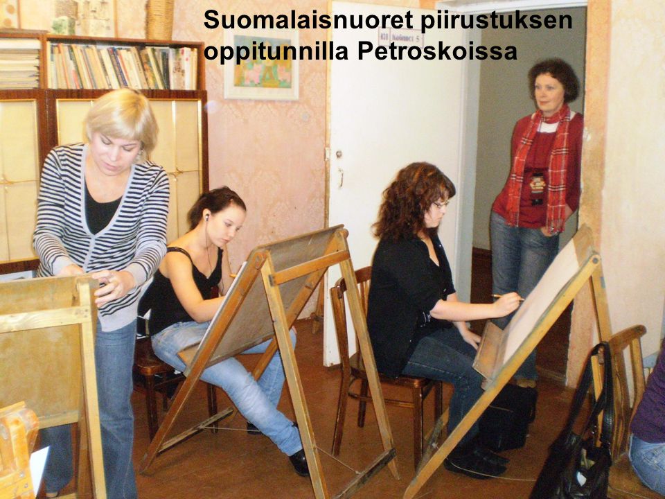Suomalaisnuoret piirustuksen oppitunnilla Petroskoissa