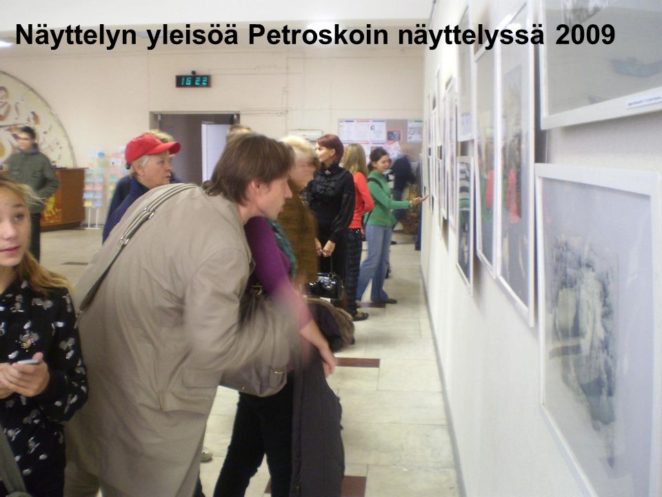 Näyttelyn yleisöä Petroskoin näyttelyssä 2009
